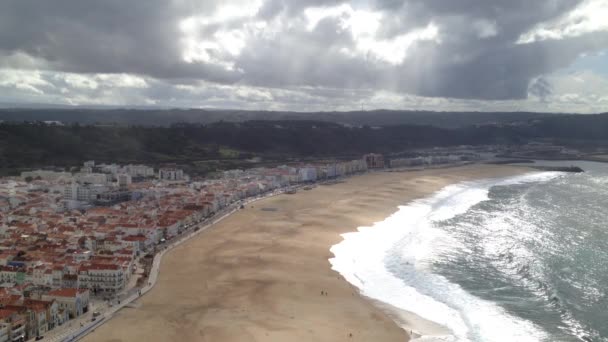 Malebný pohled Nazare města a pláže z výhledem na skály (Portugalsko) — Stock video