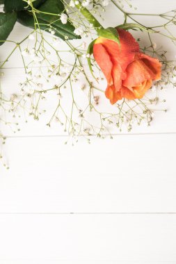 Turuncu gül ve gypsophila ahşap masa üzerinde bir buket. Kopya alanı