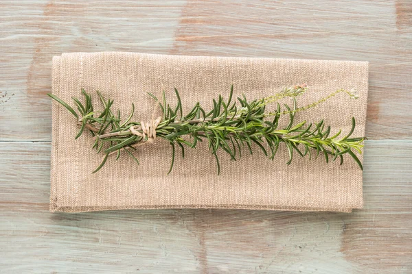 Bos van vers tuin rozemarijn op houten tafel, rustieke stijl — Stockfoto