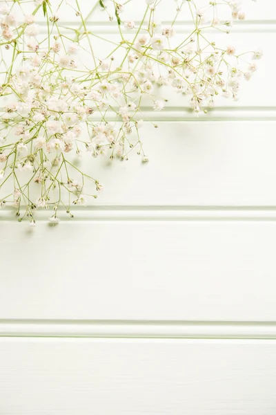 Auf dem Holztisch lag ein Strauß Zigeunerblumen. Image im Vintage-Stil — Stockfoto