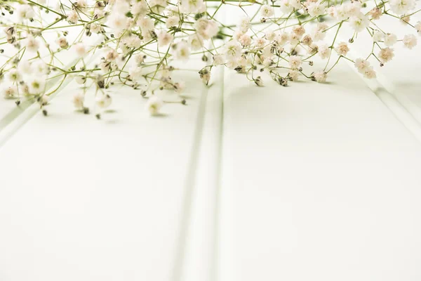 Egy csokor virágot gypsophila feküdt a fából készült asztal. Vintage stílusú kép — Stock Fotó