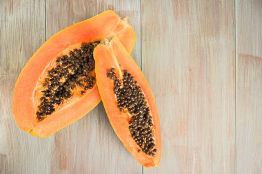 Taze papaya ahşap arka plan üzerine dilimlenmiş. Kopya alanı ile Üstten Görünüm