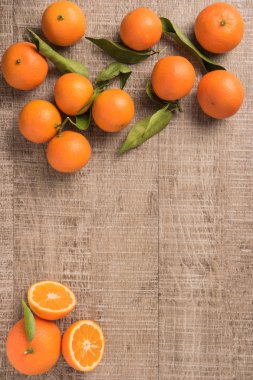 Yukarıdan rustik masada doğal tatlı clementines