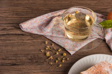 Pudra şekeri Tepesi ve papatya çayı fincan ile clementine pasta dilimleri