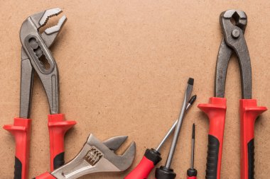 Set, pompa pense, pense, tornavida ve yuvalı eğri somun anahtarları