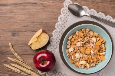 Müsli, Kırmızı elma ve tarçın rustik üzerinde sağlıklı kahvaltı 