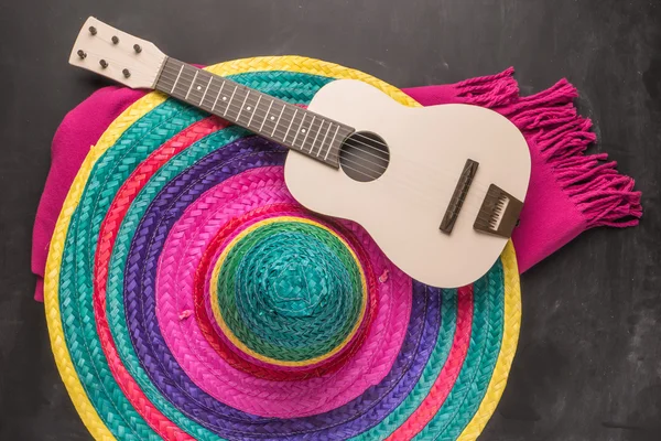 Fondo mexicano con sombrero, guitarra y mantas — Foto de Stock