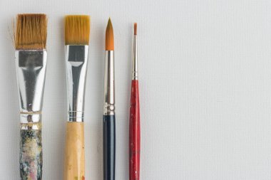 Sanatçı Boya fırçaları üzerinde arka plan bez