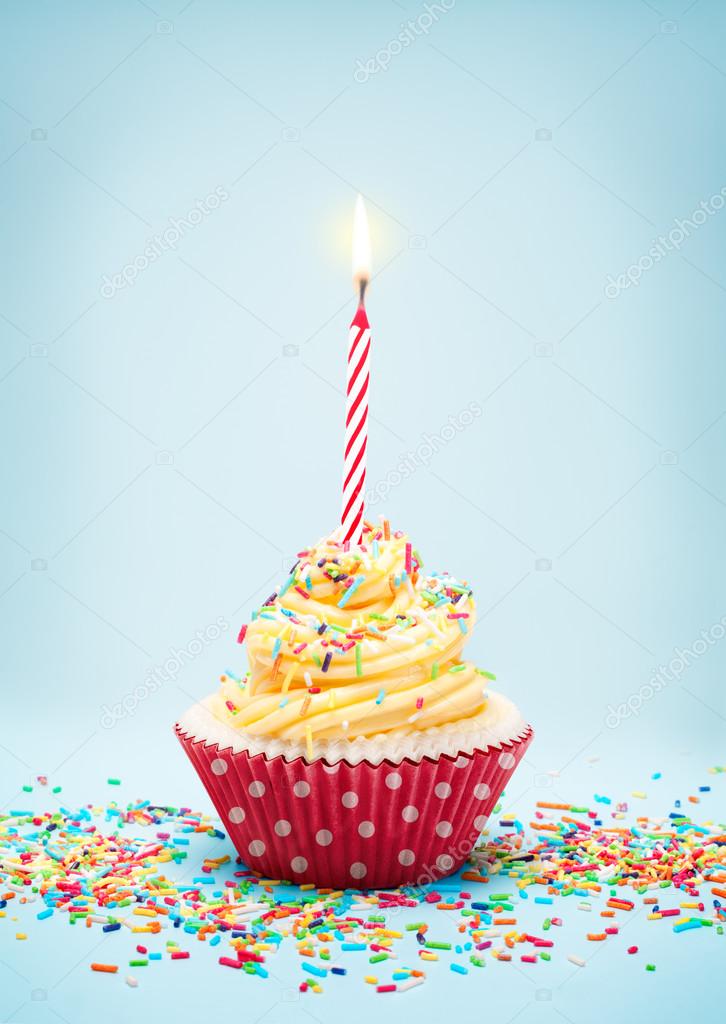 Cupcake D Anniversaire Avec Bougie Image Libre De Droit Par Artstudio Pro C