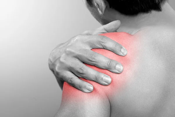 El hombre sufre de dolor de hombro — Foto de Stock