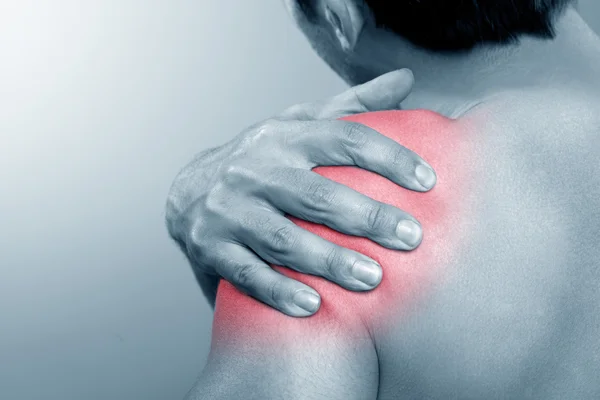 L'uomo soffre di dolore alla spalla — Foto Stock