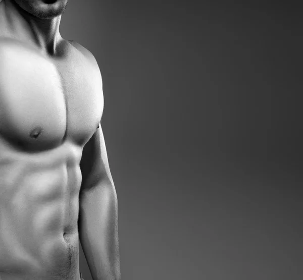 Muskulöser Mann mit nackter Brust — Stockfoto
