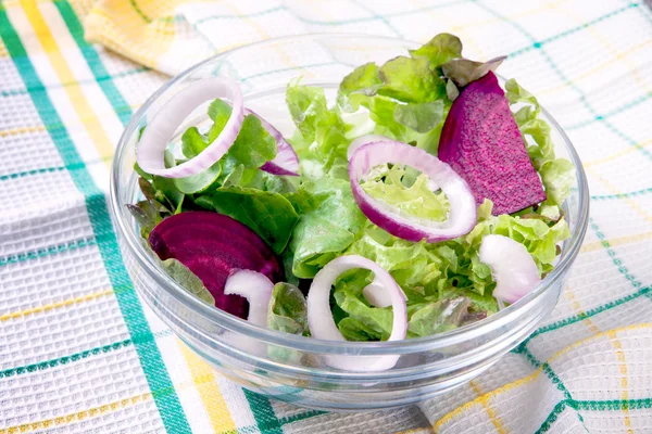 Grüner Salat mit frischem Gemüse — Stockfoto