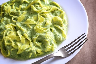 tabak makarna pesto ile