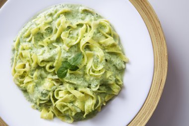 tabak makarna pesto ile