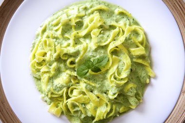 tabak makarna pesto ile