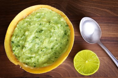 Ahşap masa üzerinde sebze püresi