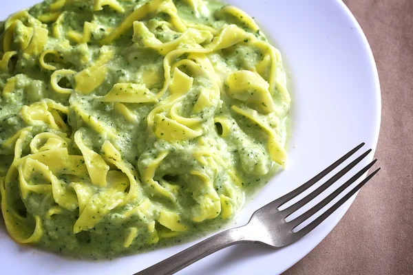 tabak makarna pesto ile