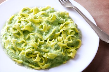 tabak makarna pesto ile