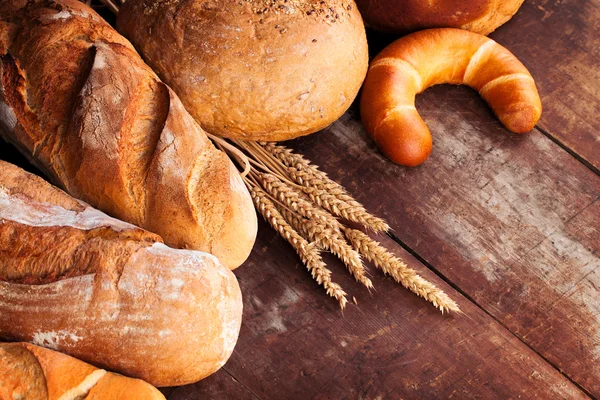 Taze pişmiş ekmek çeşitleri — Stok fotoğraf