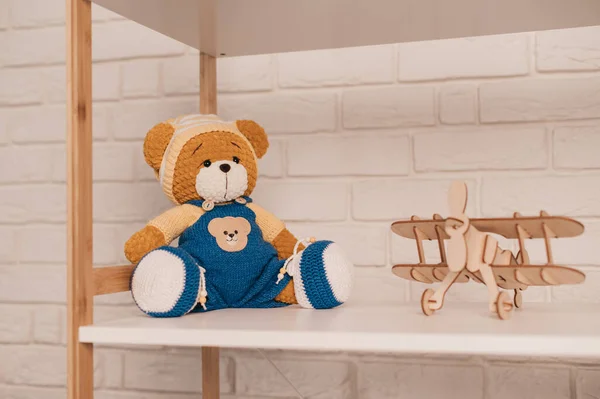 Urso de brinquedo de malha na prateleira — Fotografia de Stock