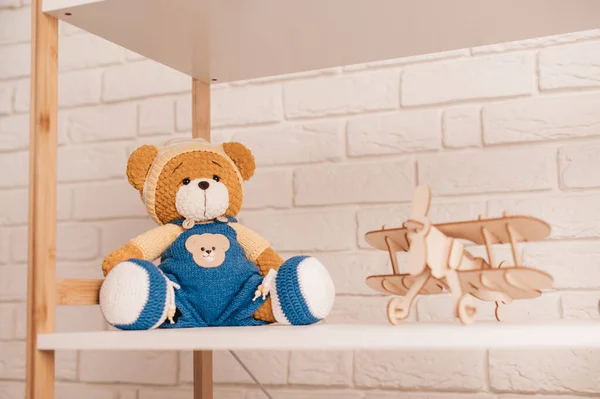 Urso de brinquedo de malha na prateleira — Fotografia de Stock