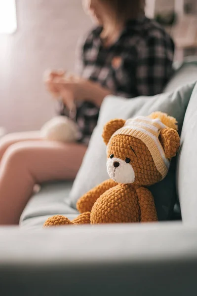Urso de brinquedo de malha no sofá — Fotografia de Stock