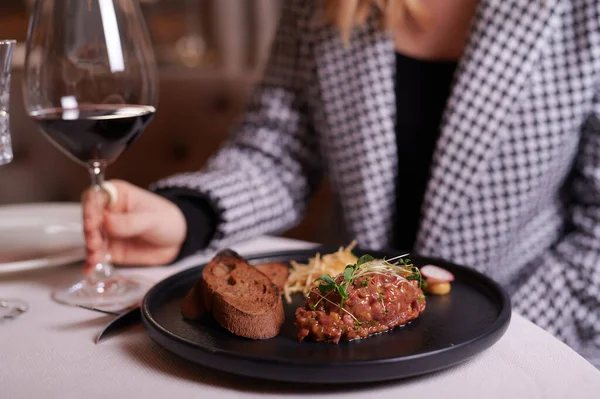 Nourriture sur la table dans un restaurant et un verre de vin — Photo