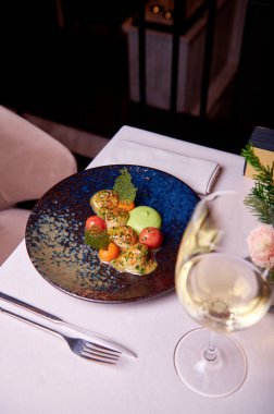 Restoranda lüks bir akşam yemeği. Bir kadeh şarapla sakin bir akşam yemeği.