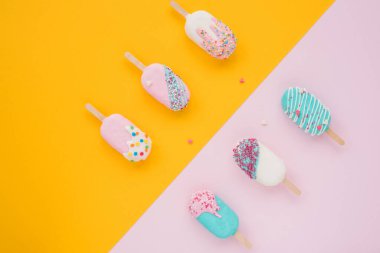 Dondurma yaz konsepti. Asgari pastel sarı ve pembe arka plan fikri, dik çizgi. Düz yatıyordu.