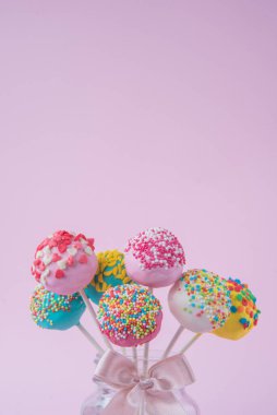 Cam kavanozda nefis bir pasta ve pembe bir arka planı var. Metnin kopyalanacağı yer.