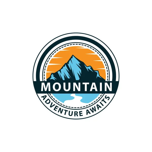 Bergavontuur Wacht Logo Badge Illustratie Vector Grafisch Voor Outdoor Adventure — Stockvector