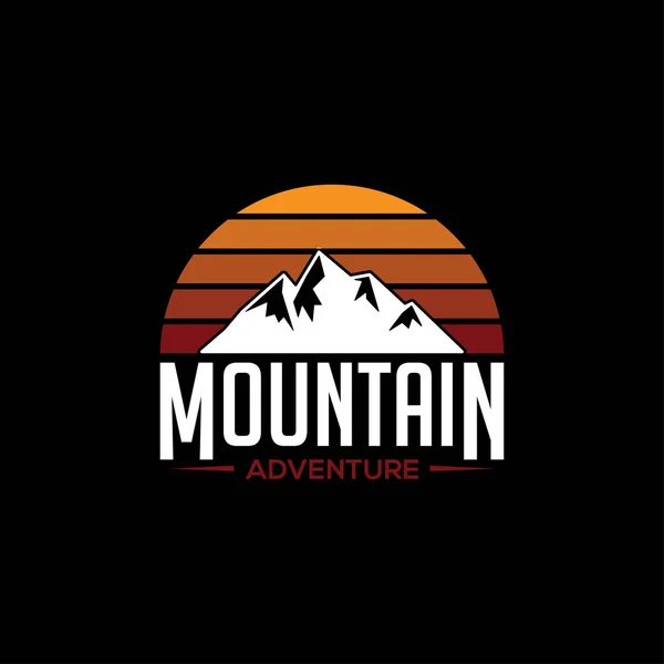 Górskie Ilustracje Wektor Przygody Zachód Słońca Odkryty Szczyt Projekt Logo — Wektor stockowy