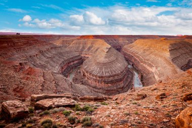 San Juan Nehri bir at nalı bend Goosenecks State Park, Utah, ABD aracılığıyla kıvrımlı.