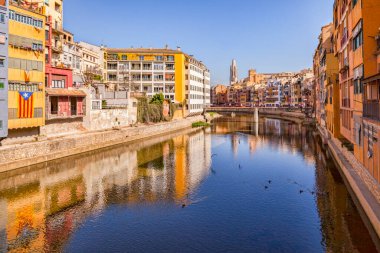 Medieval houses on the banks of the River Onyar, and the Pont de Sant Agusti, Girona, Catalonia, Spain.