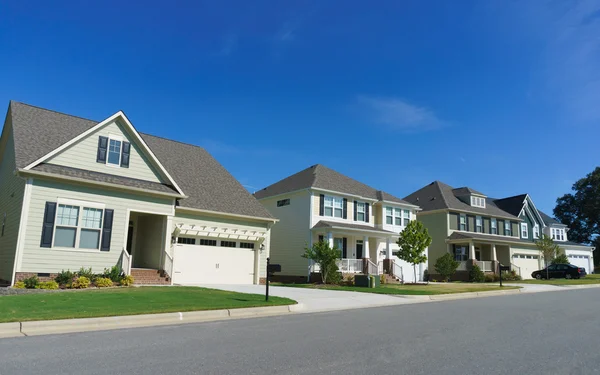 Calle residencial en suburbio — Foto de Stock