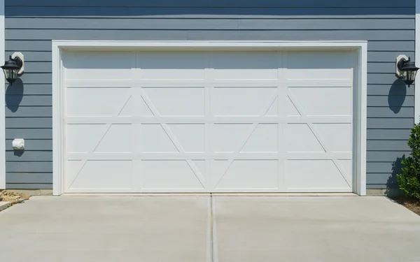 Casa garagem porta — Fotografia de Stock