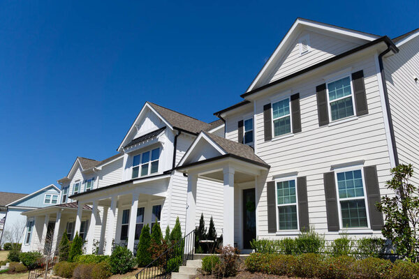 Улица пригородных жилых домов