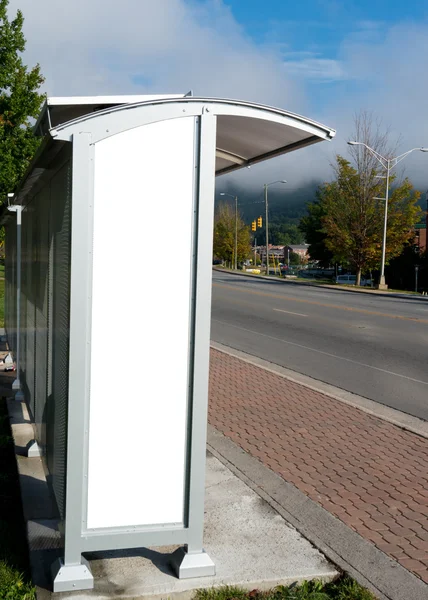 Espace publicitaire blanc vide à l'arrêt de bus — Photo