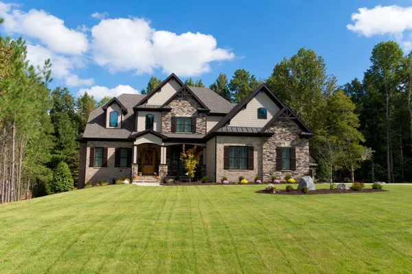 Groot suburban huis — Stockfoto