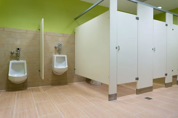 Общественный туалет с писсуарами — стоковое фото