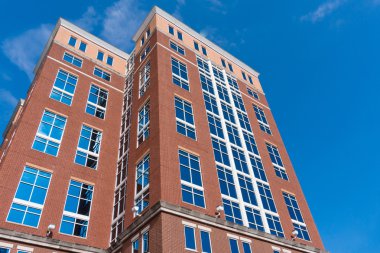 Ofis Binası ile mavi gökyüzü.