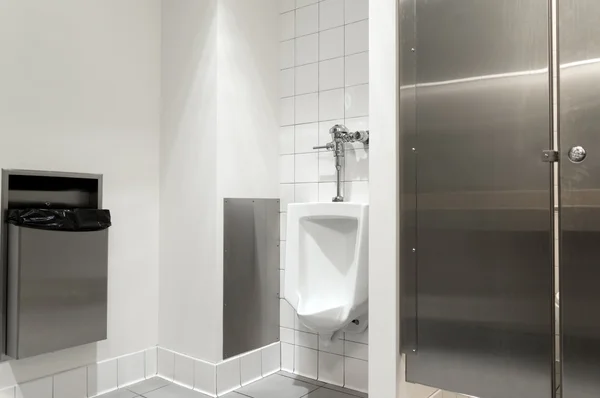Moderne toalett med urinal – stockfoto