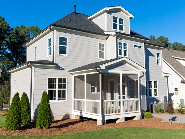 House bakgård och screenedin veranda — Stockfoto