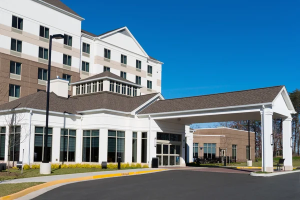 Exterior de entrada hotel genérico — Foto de Stock