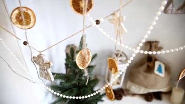 Karácsonyi Díszek Gyöngyökből Dekoratív Medálokból Szárított Citrusfélékből Kandallón Közelről — Stock videók