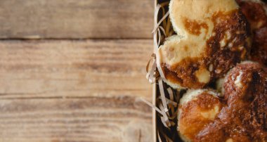 Açık el sanatları kutusunda kalp şeklinde çörekler. Sevgililer günü hediyesi. Yüksek kalite fotoğraf