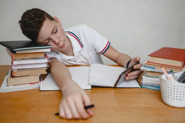 Cansado Las Lecciones Adolescente Casa Para Libros Texto Mira Teléfono —  Fotos de Stock