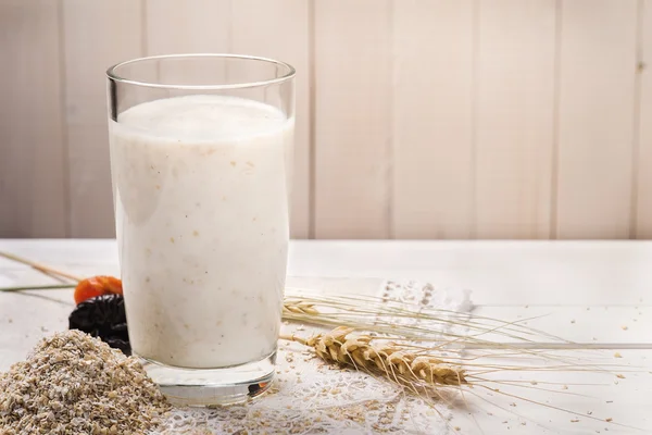 Joghurt mit Weizenkleie als Getränk zur Verbesserung der Verdauung — Stockfoto