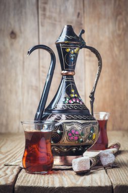 Ahşap bir masa oryantal sweets ile Türk çayı